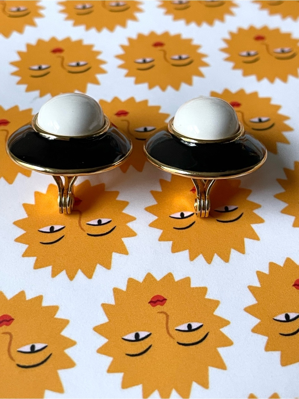 Signed vintage Monet goldtone, enamel, lucite (?) clip-on earrings - Picture 3 of 10